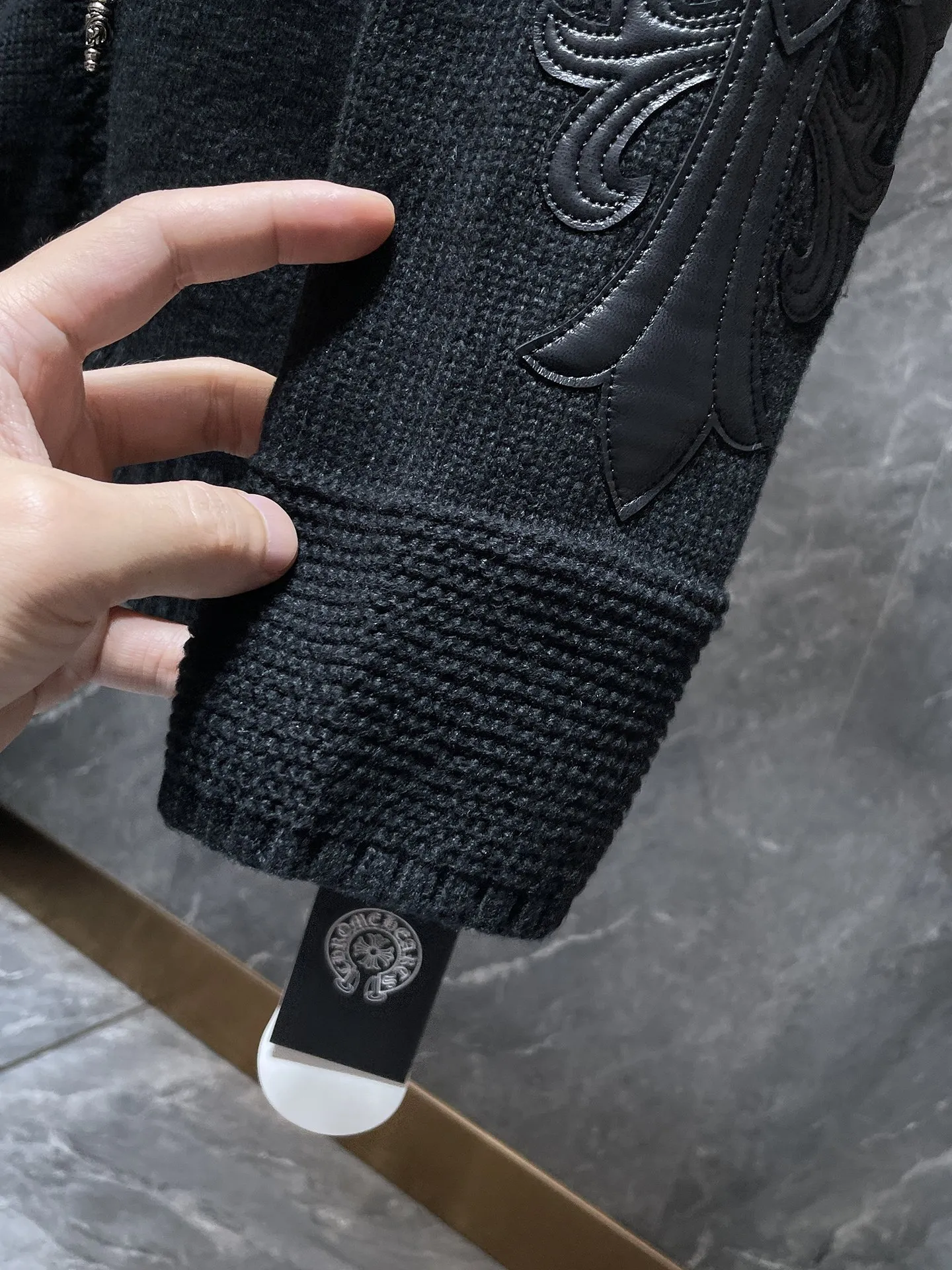 P296 Chrome Hearts Autumn and Winter Sweater Series The same style zipper sweater as the official website. Cross-pattern leather on both arms. Selected high-quality wool and 100% cotton knitted fabric. Not an ordinary version on the market! ! Recommended color: black Size: S, M, L, XL